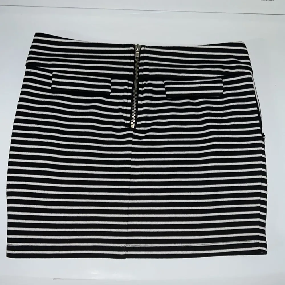 XXI Forever 21 S/P Black & White Geometric Print Stretchy mini skirt w/ pockets - Picture 3 of 9